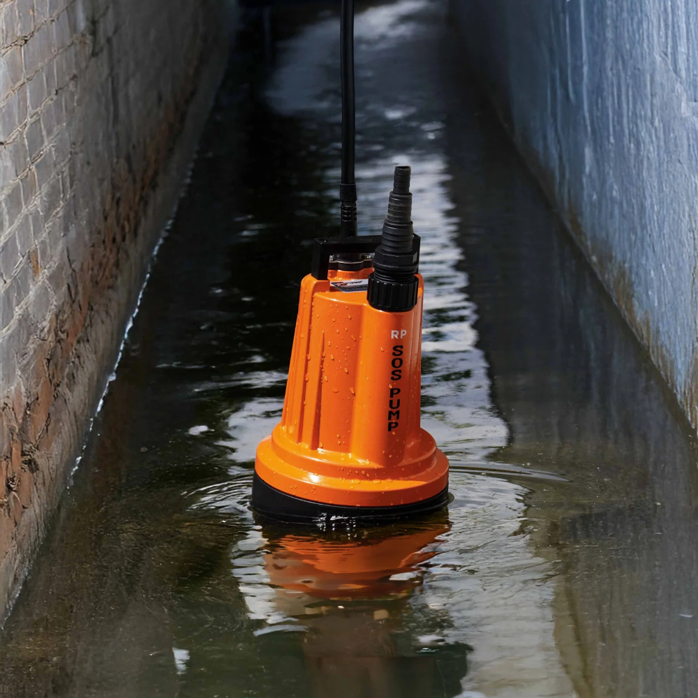 dompelpomp_om_water_uit_kelder_te_zuigen_1
